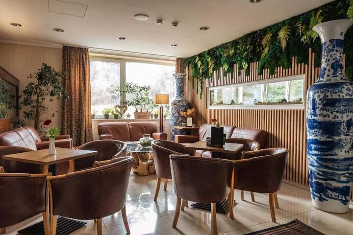 Lobby lounge