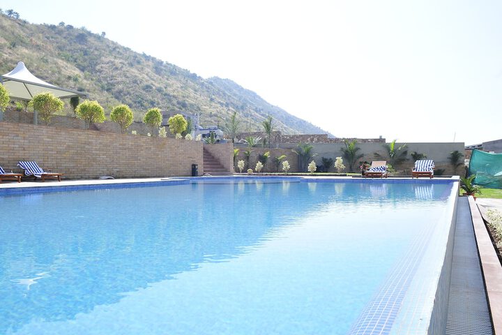 Hotel with Pool