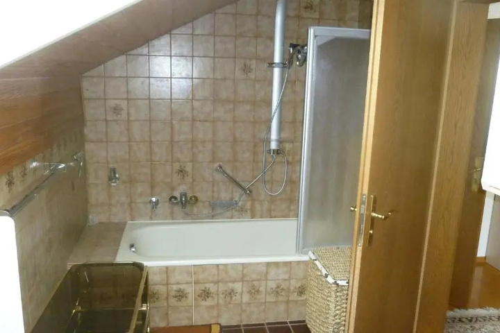 Room 10 of 12