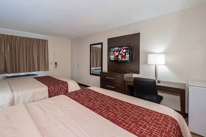 2 Queen Beds (2 of 9)