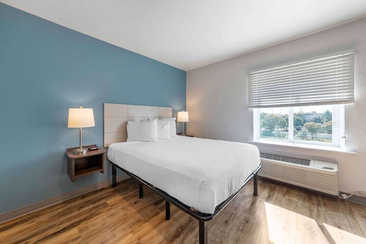 Standard Studio 1 Queen Bed (3 of 14)