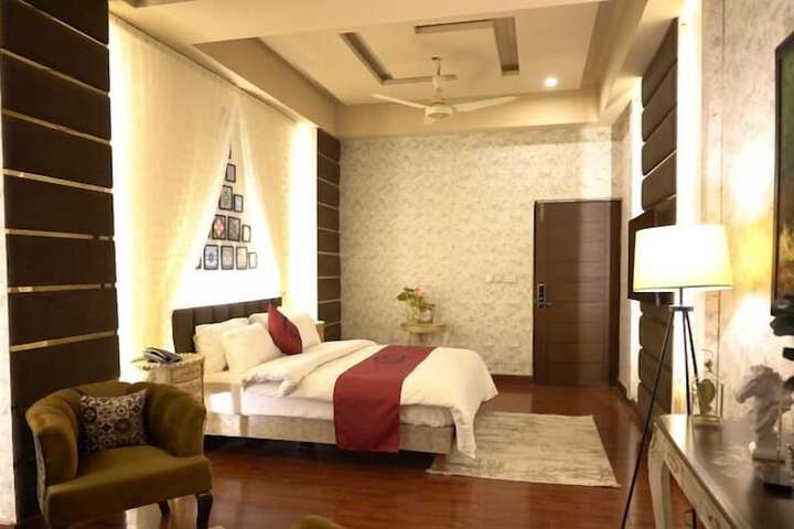 Room 5 of 12