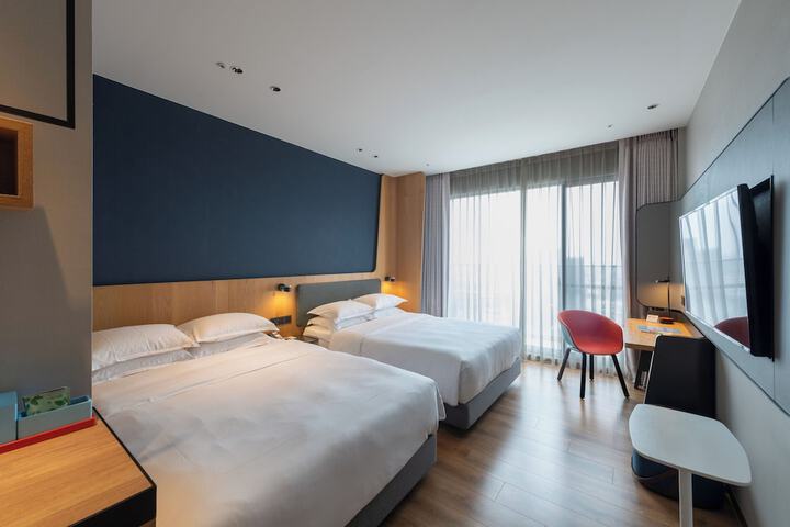 Room 28 of 82