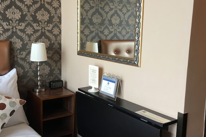 Room 9 of 35