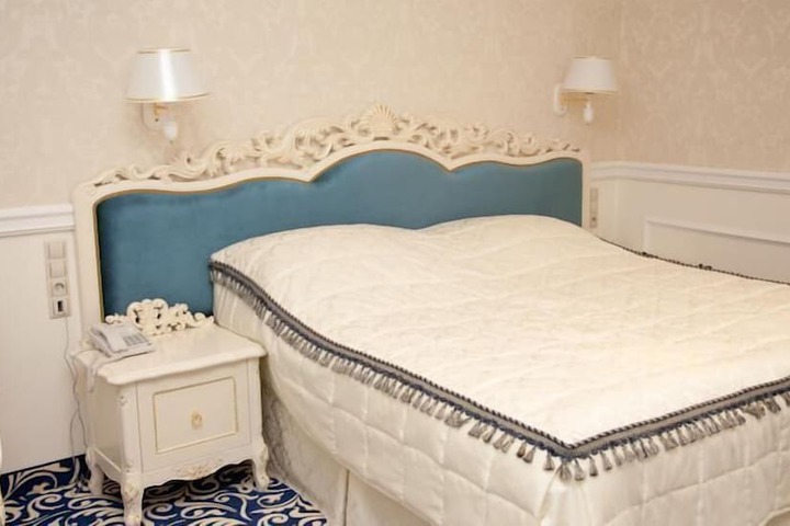 Room 8 of 33
