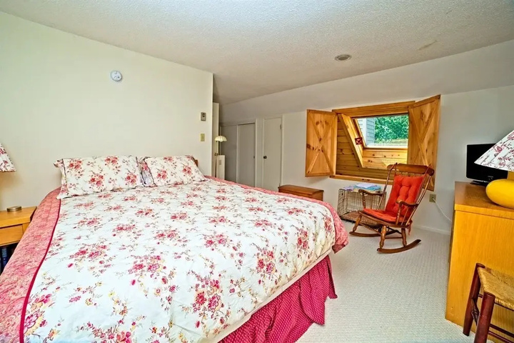 Room 5 of 8