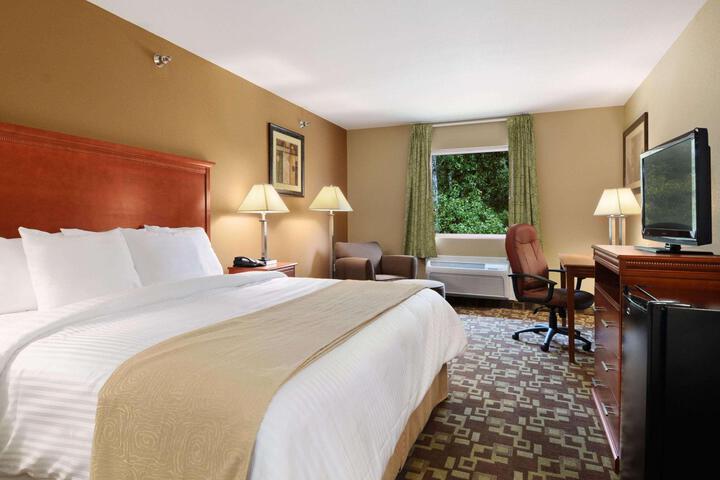 2 Queen Beds (10 of 12)