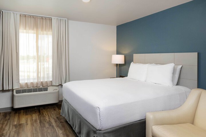 1 Queen Bed (3 of 15)