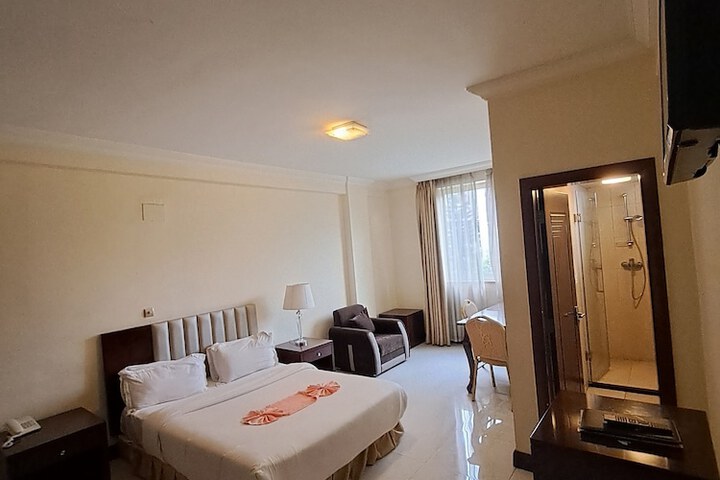 Room 13 of 28