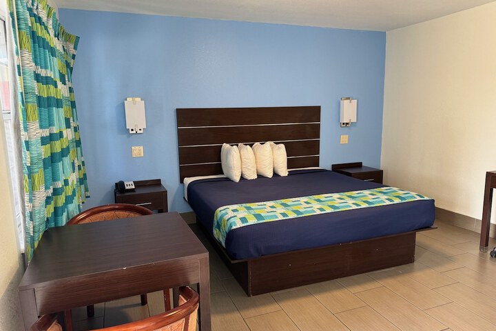 1 King Bed (1 of 4)