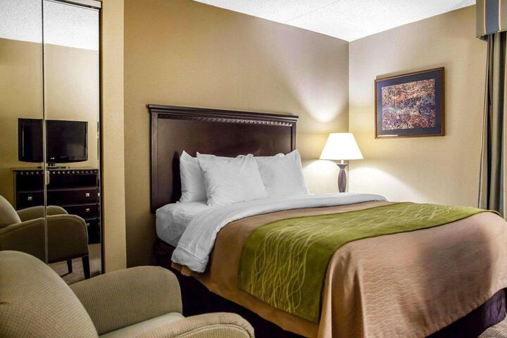 1 Queen Bed (3 of 16)