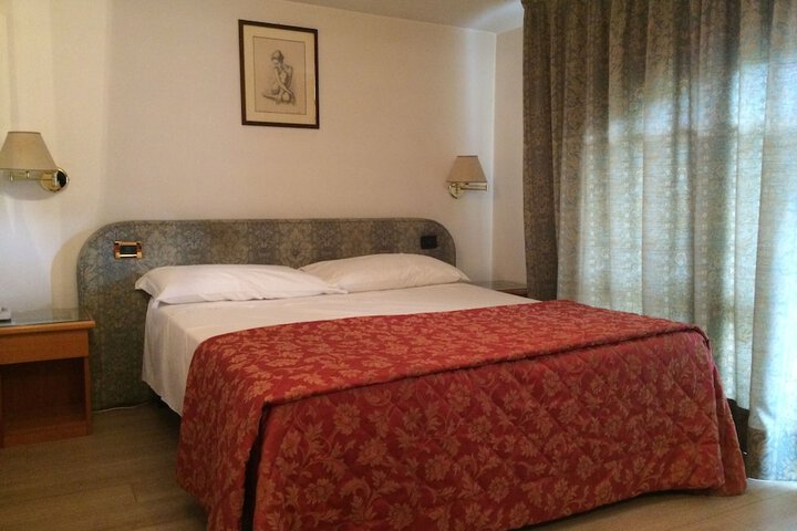 Room 4 of 34