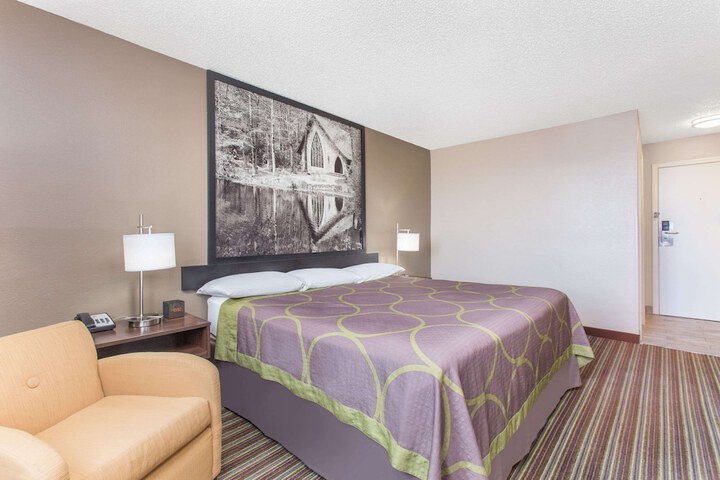 1 King Bed (8 of 10)