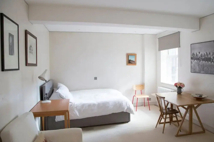 Room 4 of 7