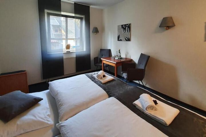 Room 5 of 16