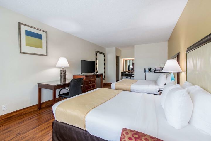 1 Queen Bed (2 of 17)