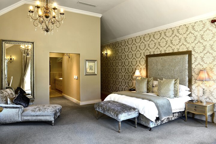 Room 2 of 220