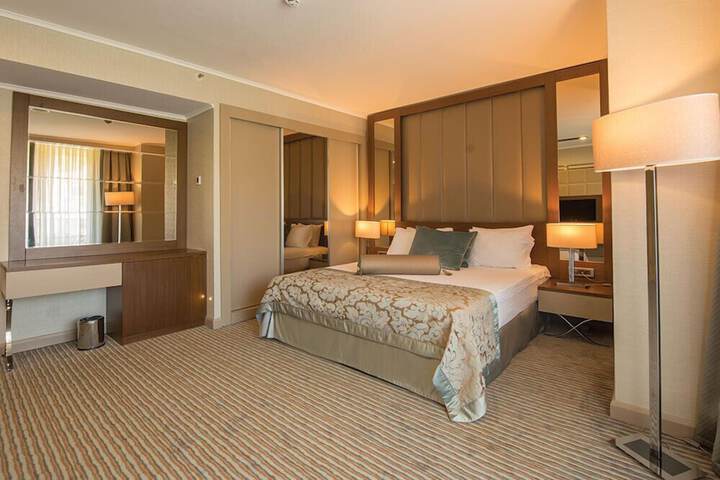 Room 4 of 104
