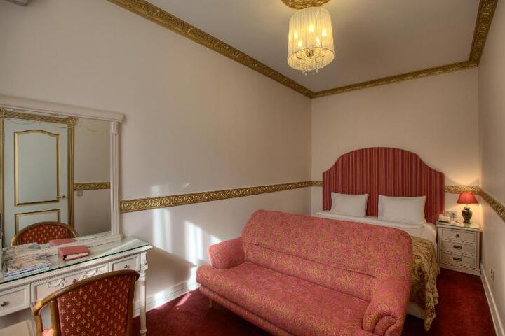 Room 2 of 10