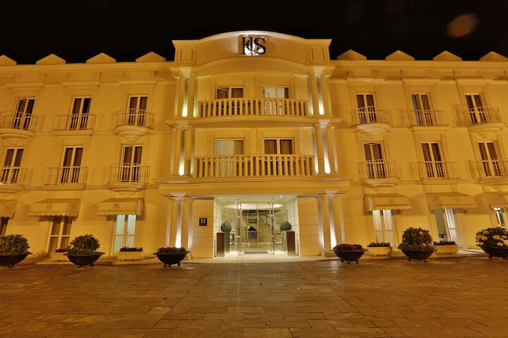 Hotel Exterior 31 of 38