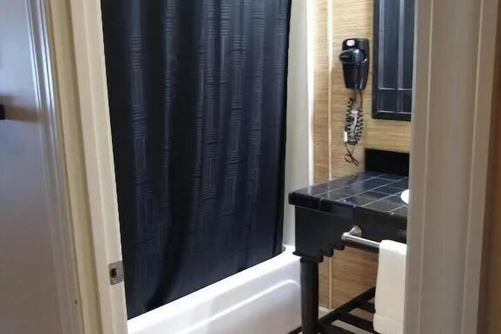 Classic Single Room (5 of 6)