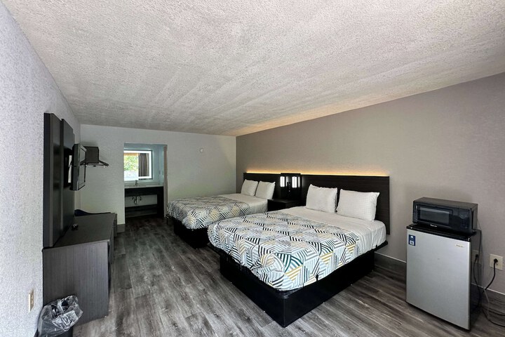 1 Queen Bed Micfridge (8 of 14)