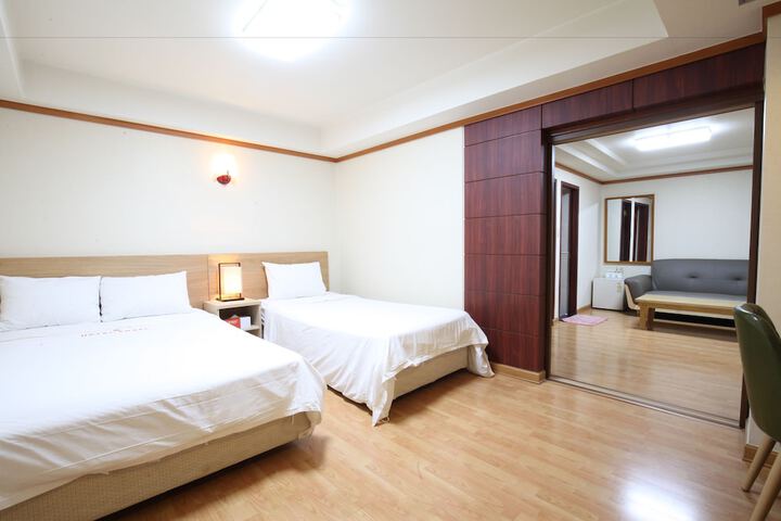 Room 16 of 60