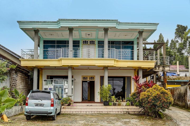 Exterior of Hotel O Penginapan Aina Syariah