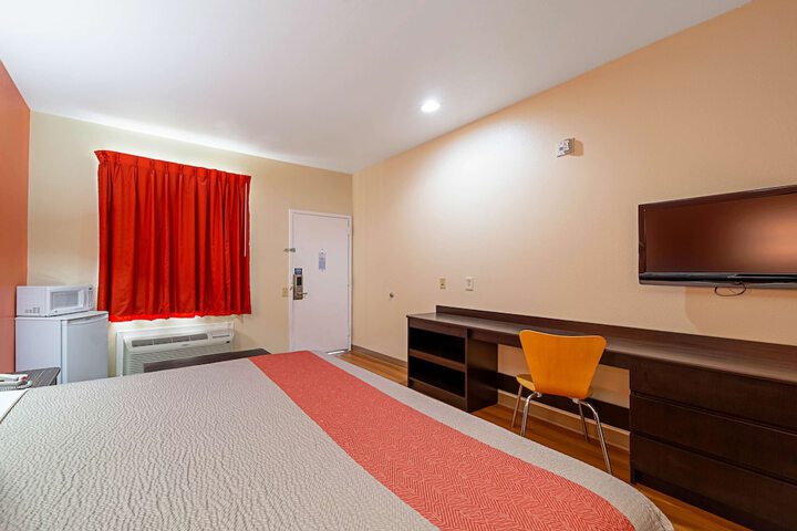1 King Bed (12 of 15)