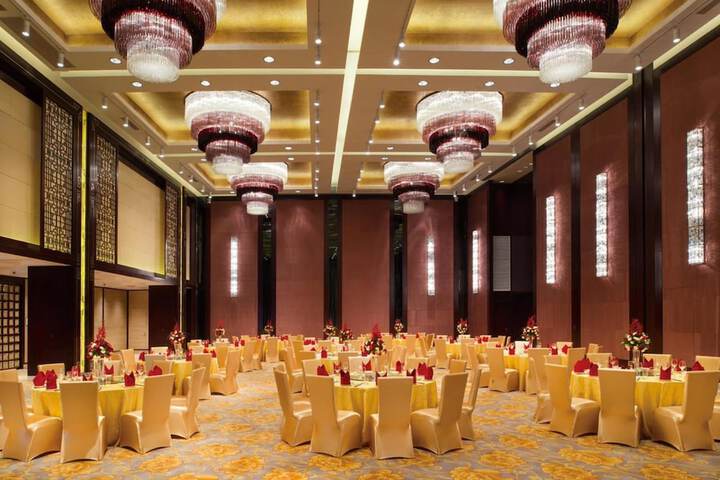 Ballroom/Hall 27 of 32