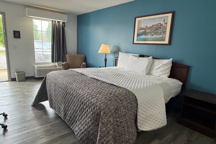 Room 8 of 12