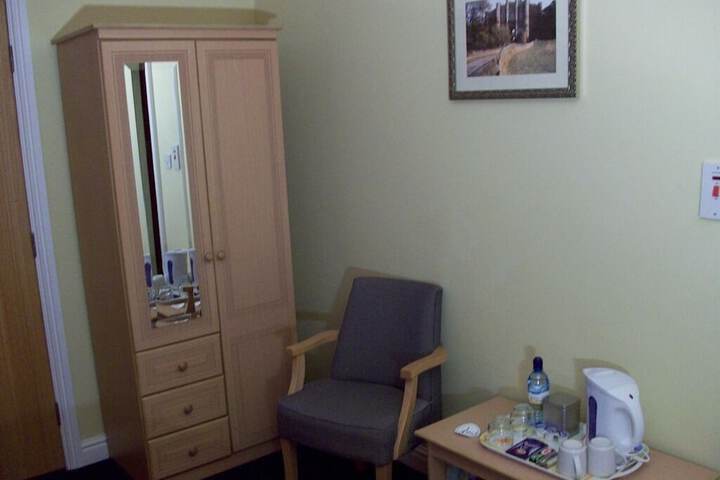 Room 4 of 16