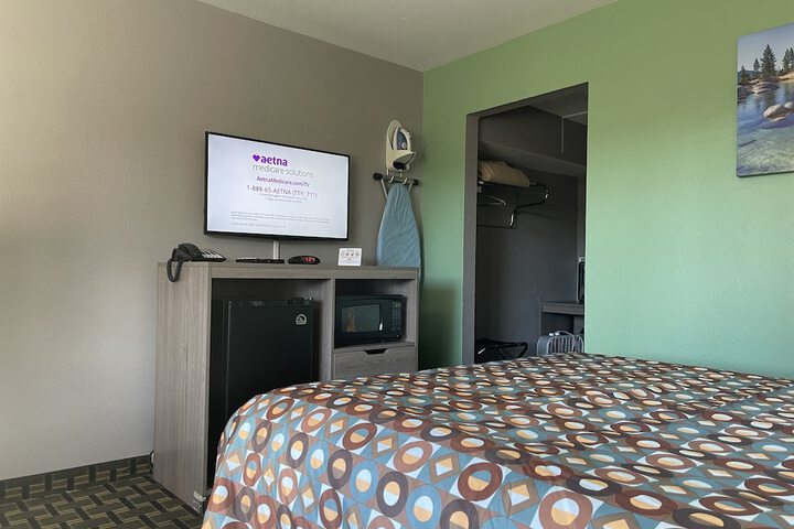 1 Queen Bed (24 of 56)