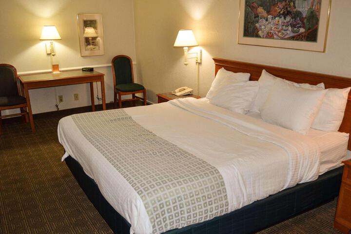 1 King Bed (4 of 9)