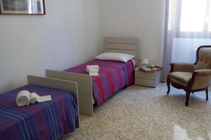 Room 2 of 6