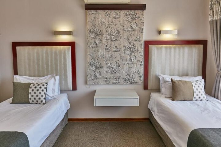 Room 8 of 33