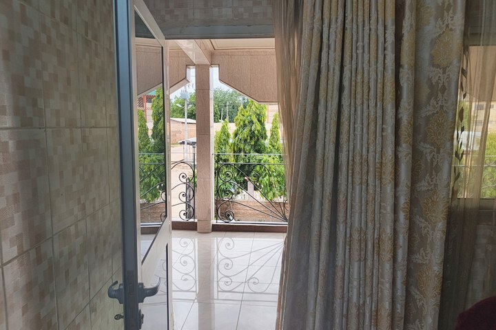 Room 10 of 99
