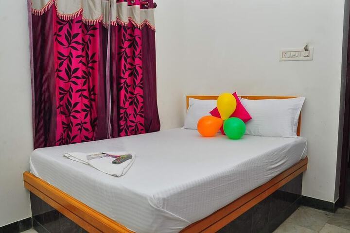 Room 4 of 9