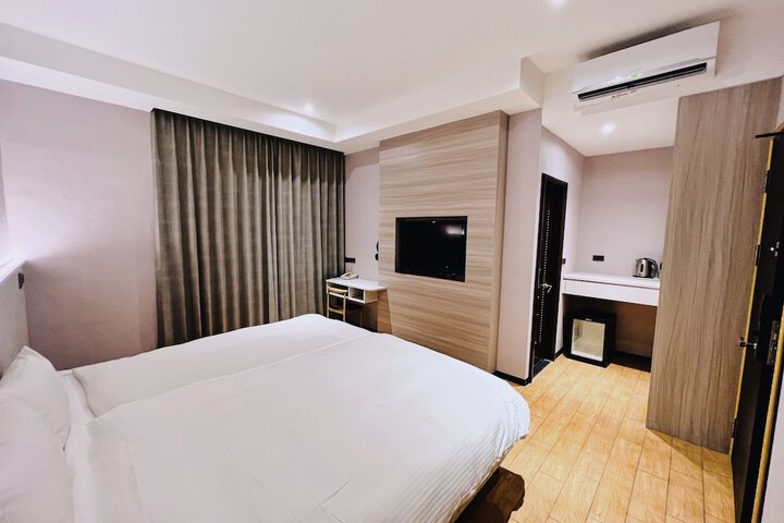 Room 7 of 11