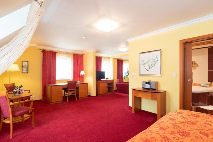Room 15 of 36