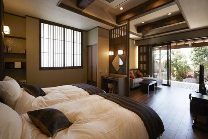 Room 7 of 77