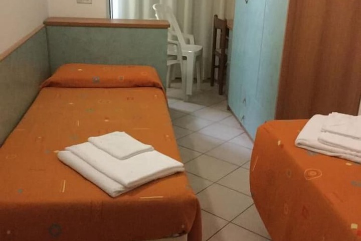 Room 15 of 32