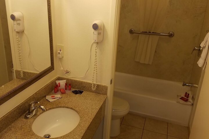 2 Queen Beds Flat Screen Television Microwave and Refrigerator High Speed Internet Accessible Continental Breakfast (4 of 8)