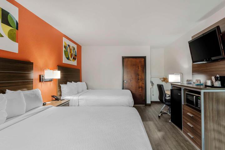 2 Queen Beds Microwave and Refrigerator WiFi Continental Breakfast (16 of 21)