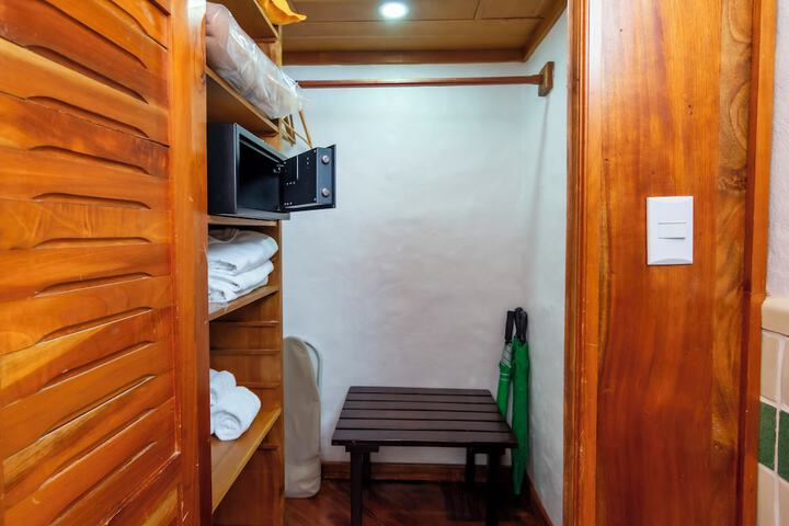 Room 32 of 196