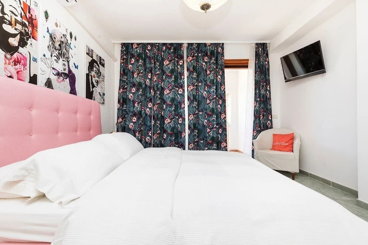 Room 6 of 10