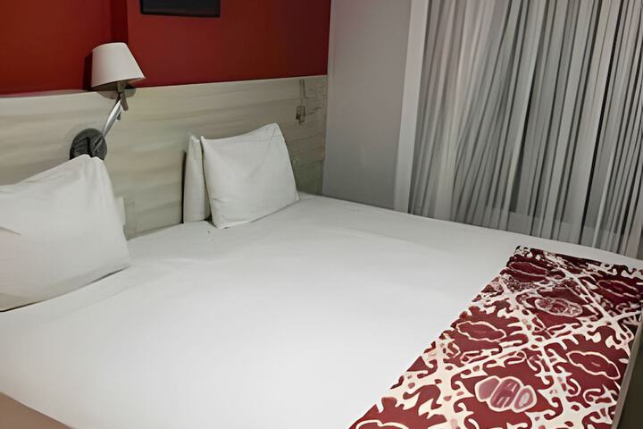 Room 32 of 137