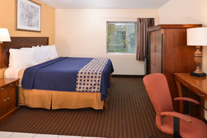 1 King Bed Balcony (7 of 10)