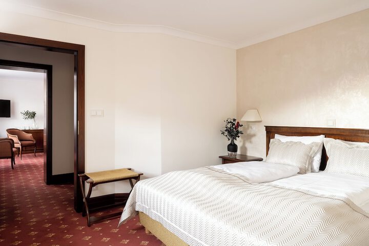 Room 7 of 24