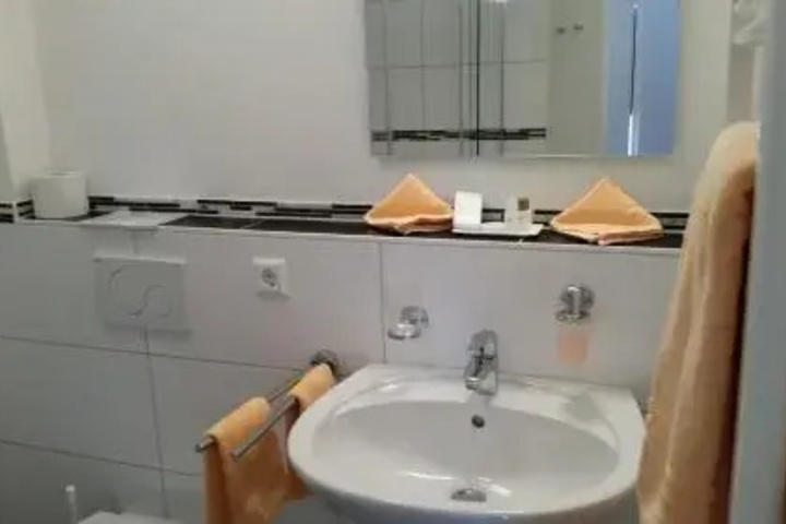Room 6 of 16